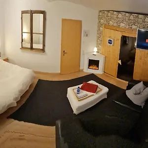 Bed & Breakfast Schoenste Lage Am Rhein In Unmittelbarer Stadtnaehe,, Cologne